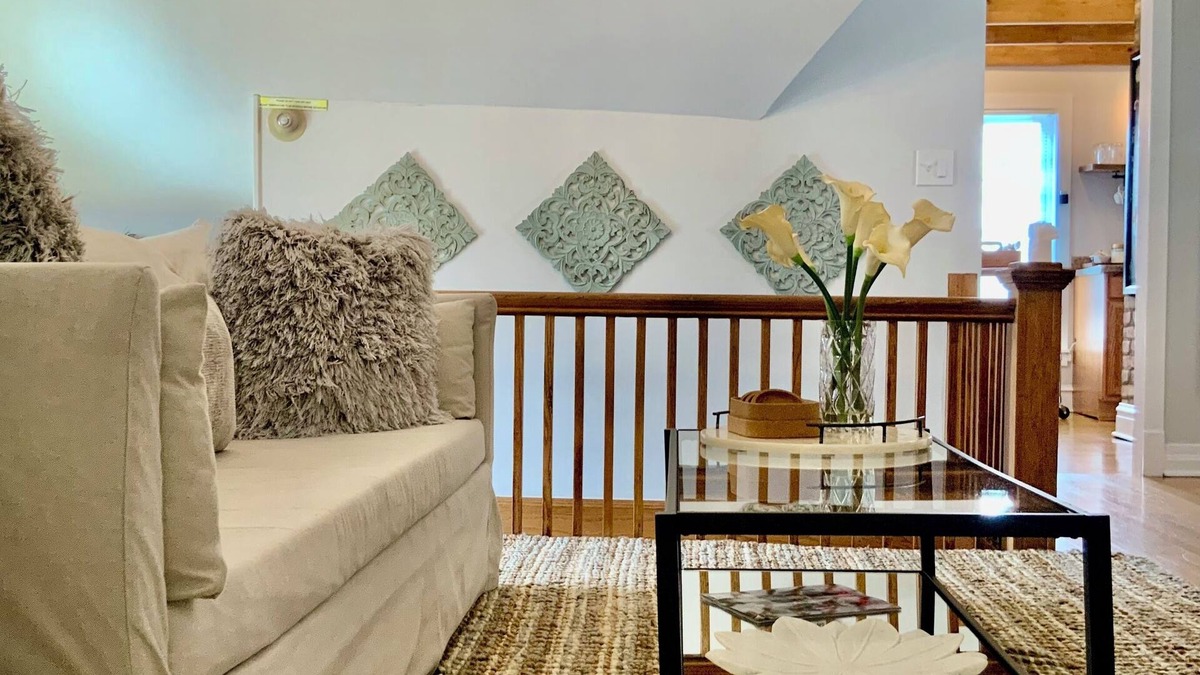 Oak Park Apartment | Chic Retreat, 2 Queen Beds, FREE PARKING, Walk to Train