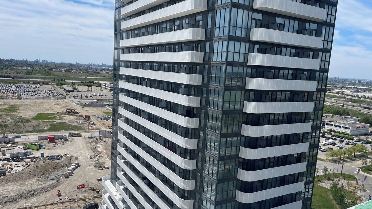 Vaughan Apartment | "Chic Retreat: Pet & Smoke-Friendly, Balcony Views, Prime Location!"