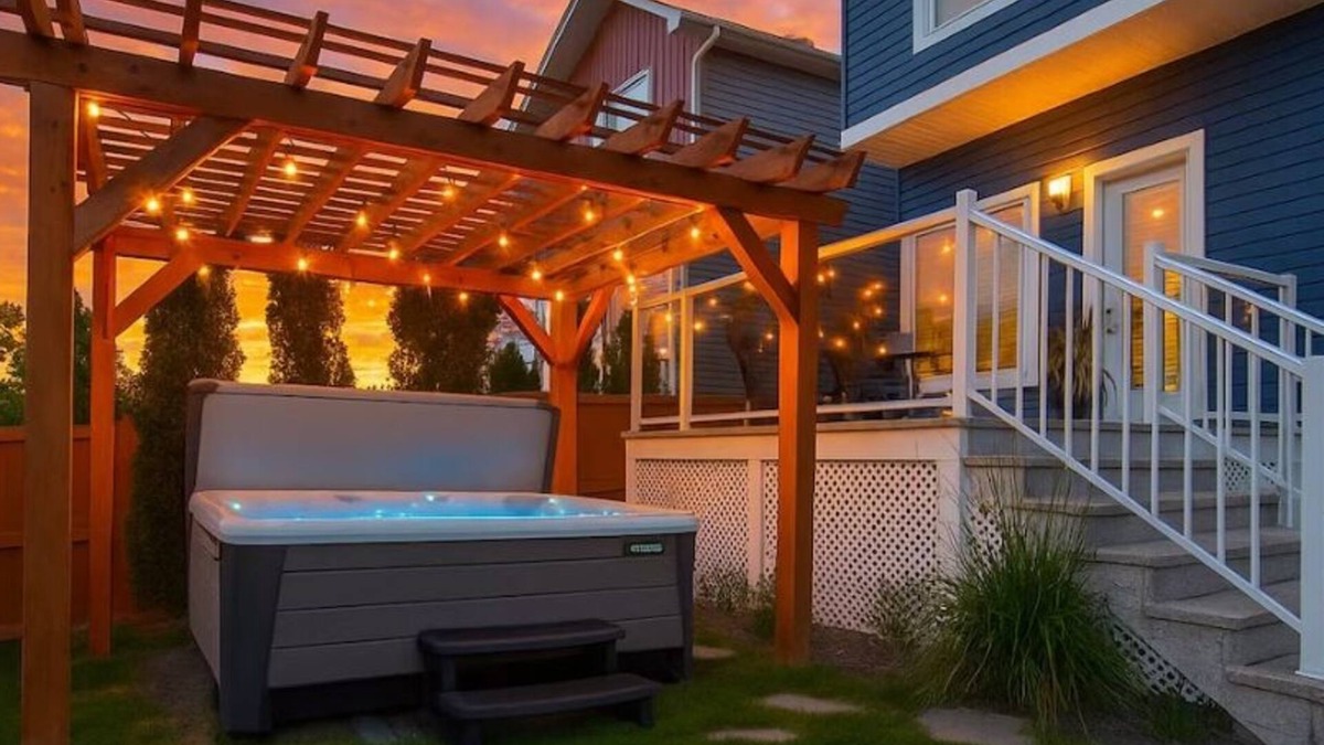 Southwest Edmonton House | Chic Retreat w/Hot Tub - King Bed - Fireplace - WEM