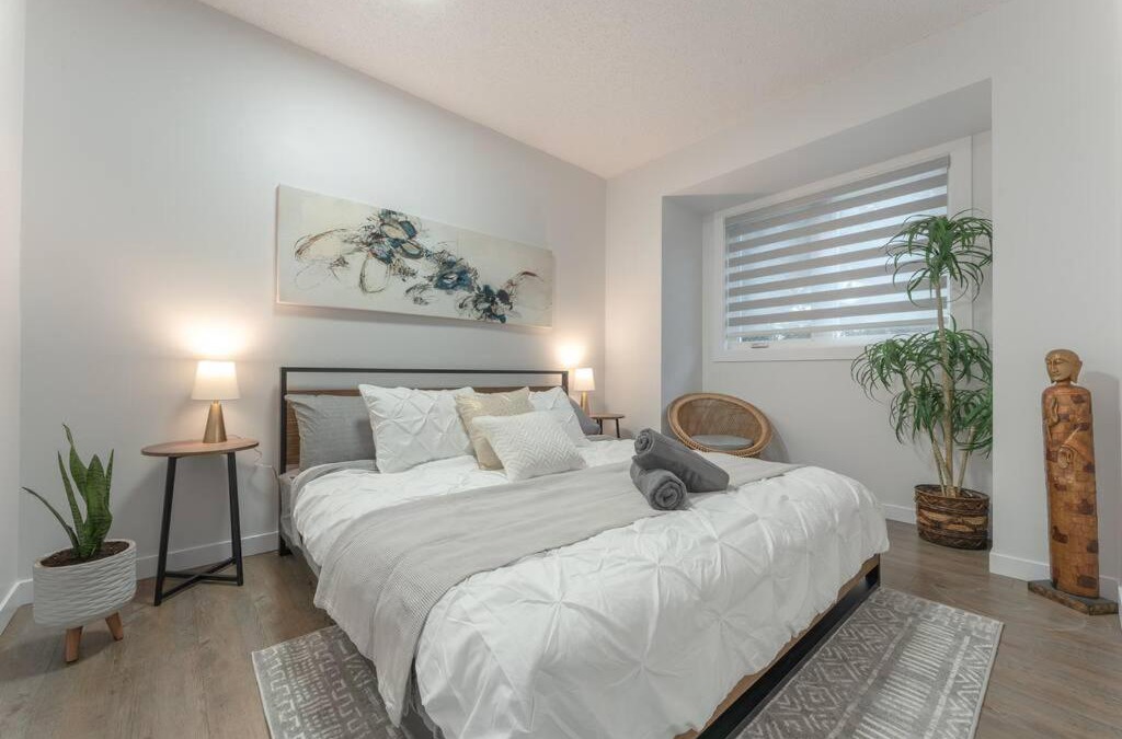 Southeast Calgary House | Chic Romantic3bed patio WIFI quiet retreat parking