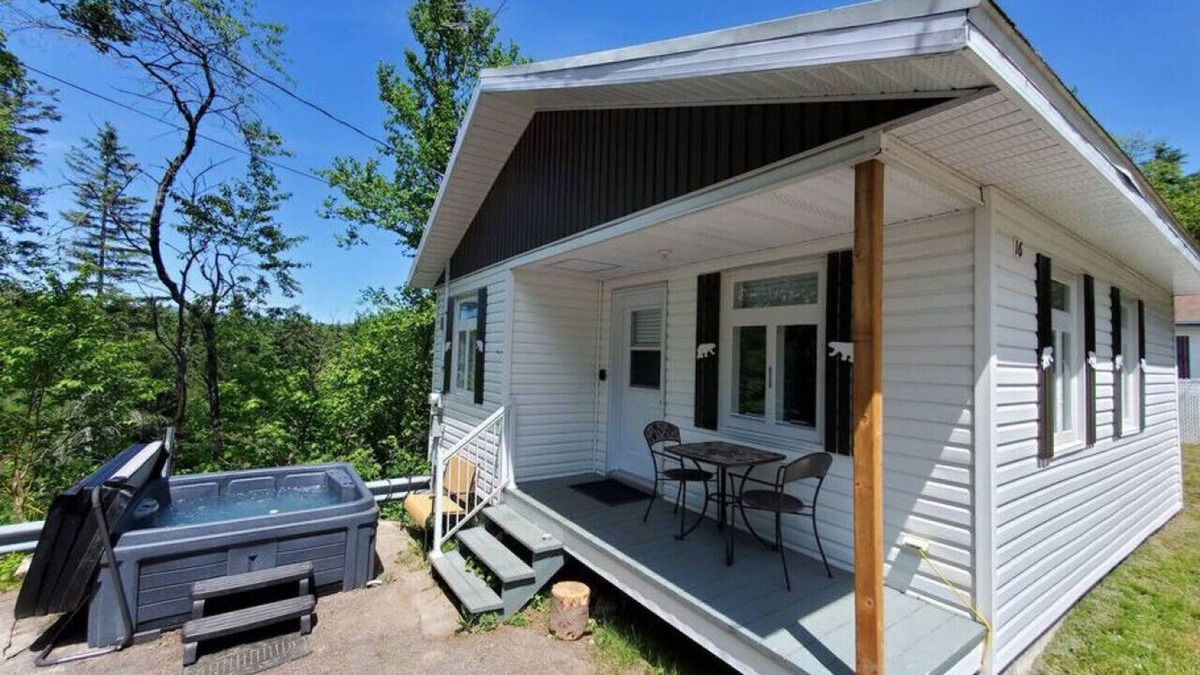 Saint-Tite-des-Caps Ski Chalet | Chic Shack with spa - near Massif Charlevoix & MSA