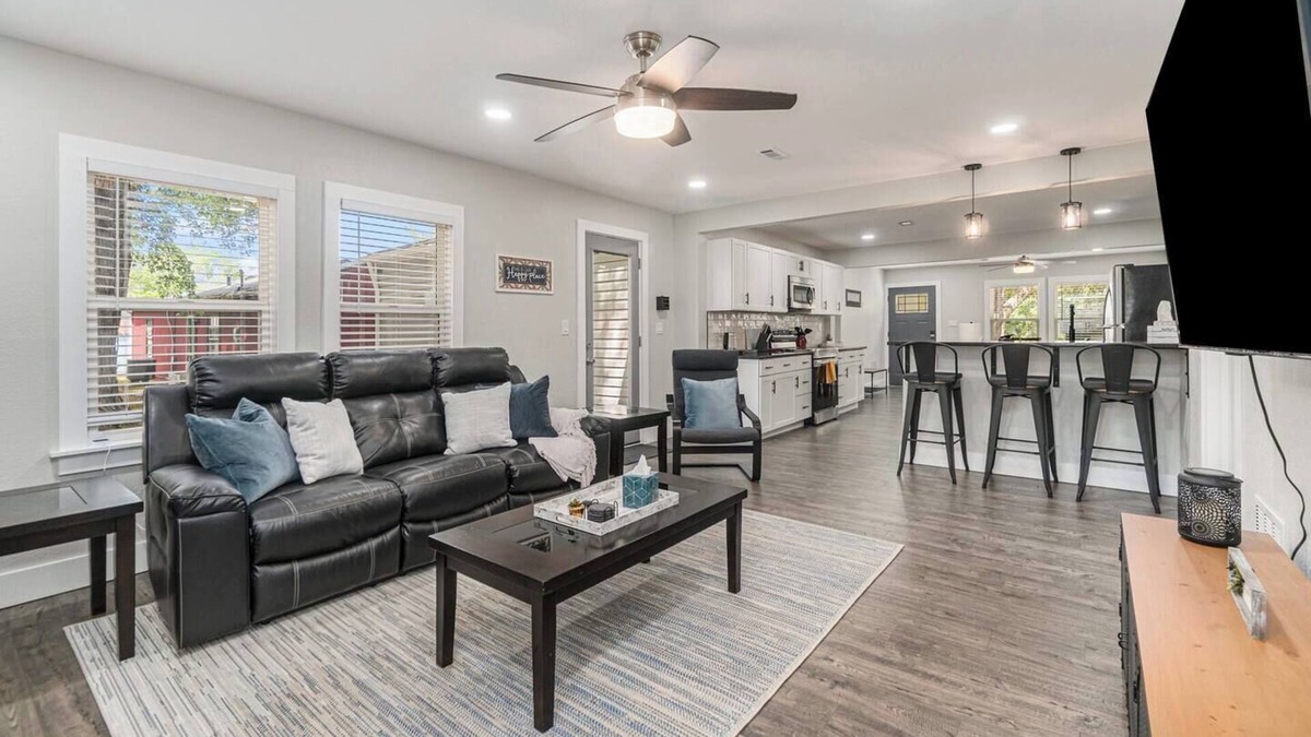 Grandview House | Chic Space/12M->Belton, 910 Mbps