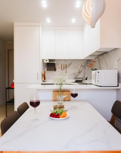 Hapjeong-dong Apartment | Chic Stay 홍대 합정 신촌 # 최대8인 # 신축 엘리베이터 # 무료짐보관 # 무료주차