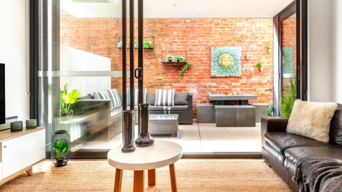 South Melbourne Apartment | Chic Sth Melbourne Apartment with Huge Private Courtyard