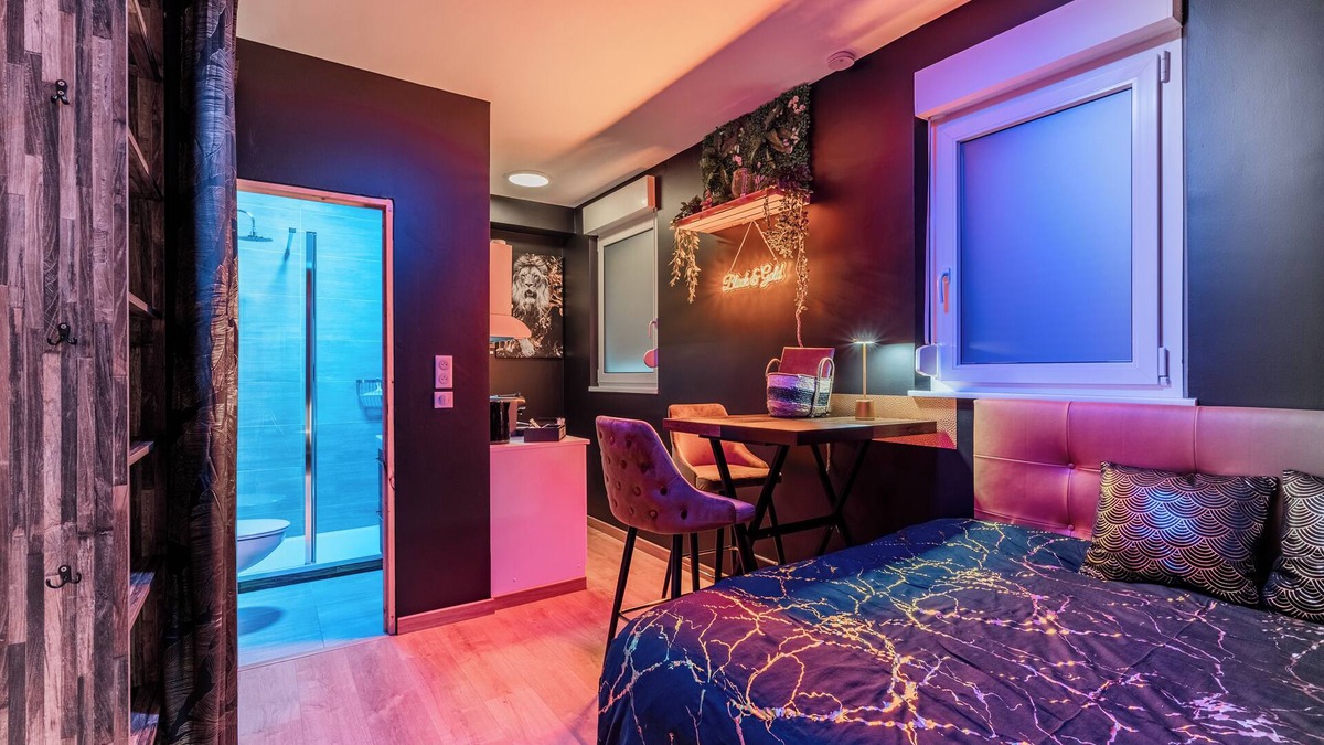 Drusenheim Apartment | Chic Studio Black & Gold | Business & Romantic Stay | Netflix, - Near Strasbourg