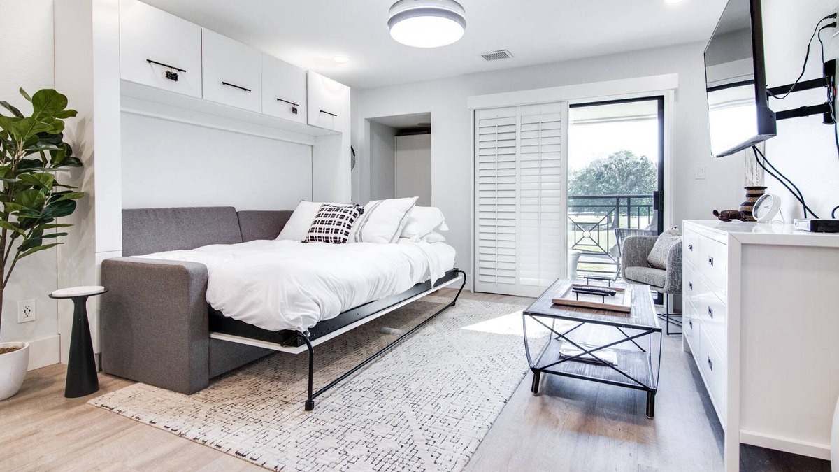 Wesley Chapel Condo | Chic Studio Condo w/Murphy Bed | Desk | Kitchenette & Golf Views – Perfect for Work & Relaxation!