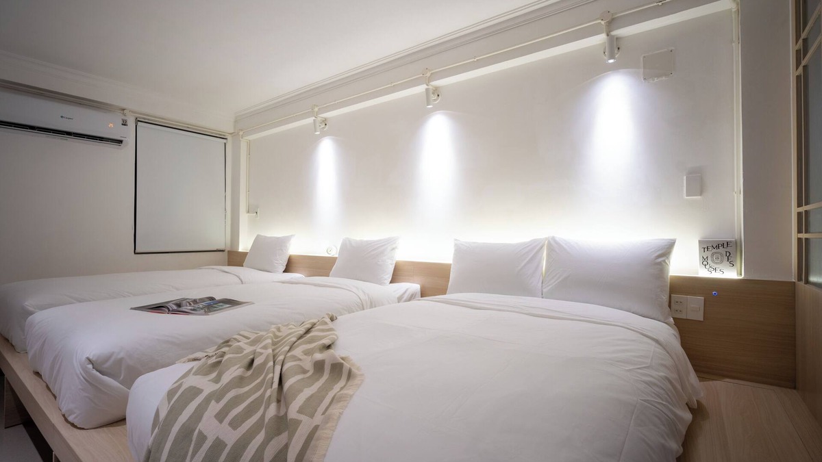District 1 Apartment | Chic studio for Groups up to 4 people with AC and WiFi in enchanting Hồ Chí Minh