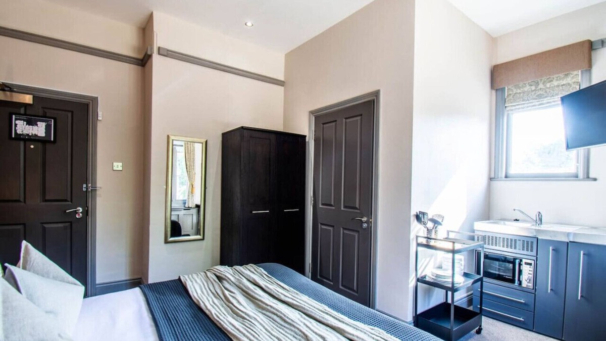 Yeovil Apartment | Chic Studio: Gym Pass, WiFi & Parking