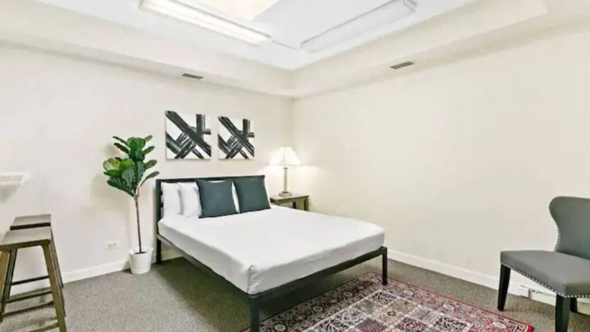 Highland Park Apartment | Chic Studio - In Downtown Highland Park, by Metra