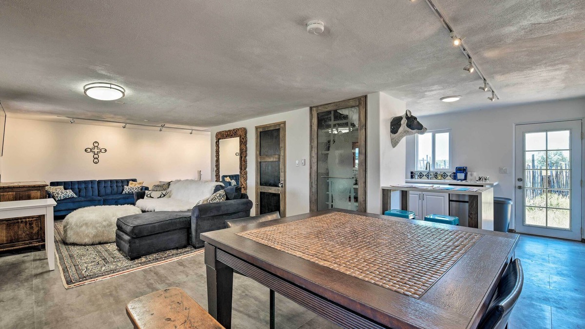 El Prado Apartment | Chic Studio w/Grill - 25 Mins to Taos Ski Valley!