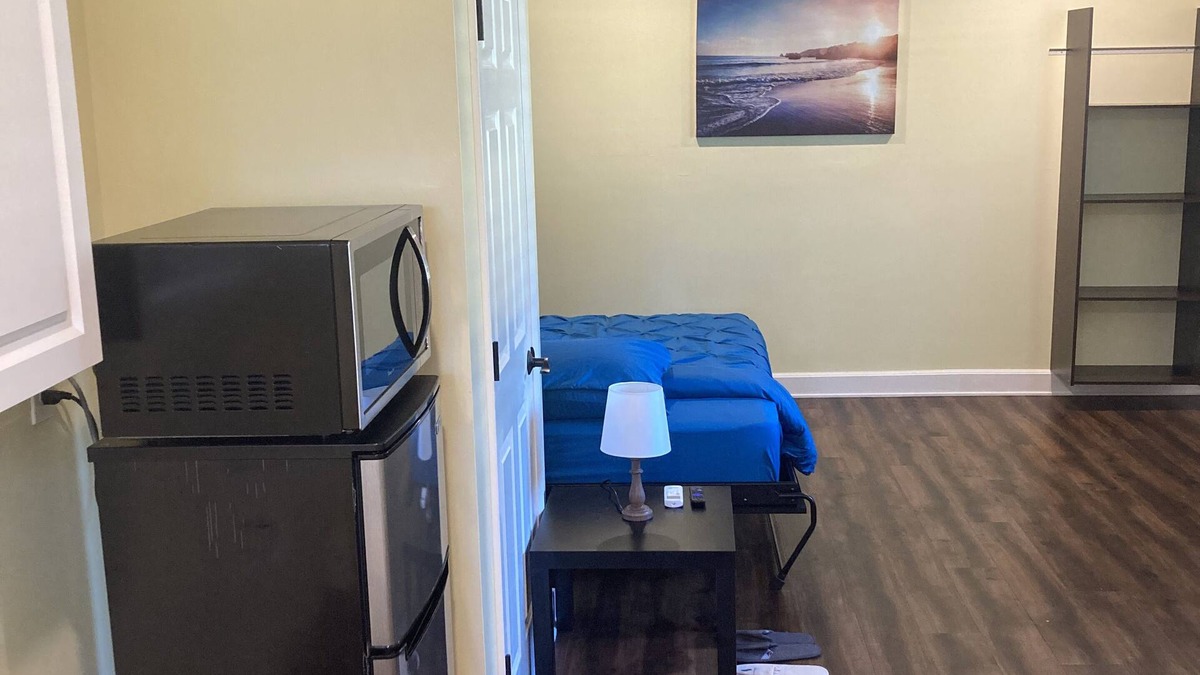 Ridge Wood Heights Apartment | Chic studio with WiFi and AC in tranquil Sarasota