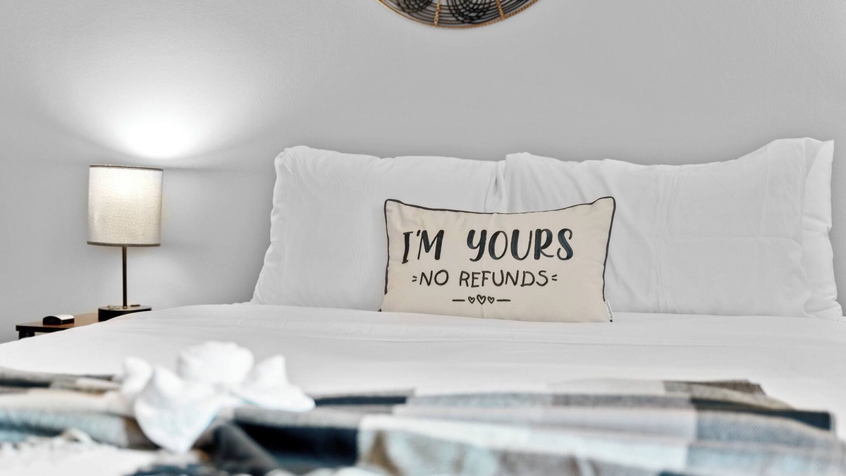 Oak Park Condo | Chic Suite/Mins to L Train/Laundry/Free Parking