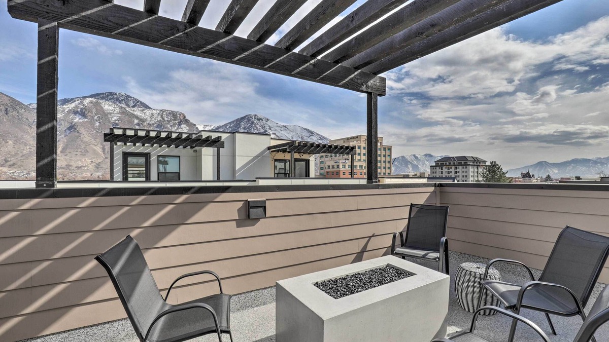 Central Business District House | Chic & Sunny Provo Townhome w/Rooftop Deck!