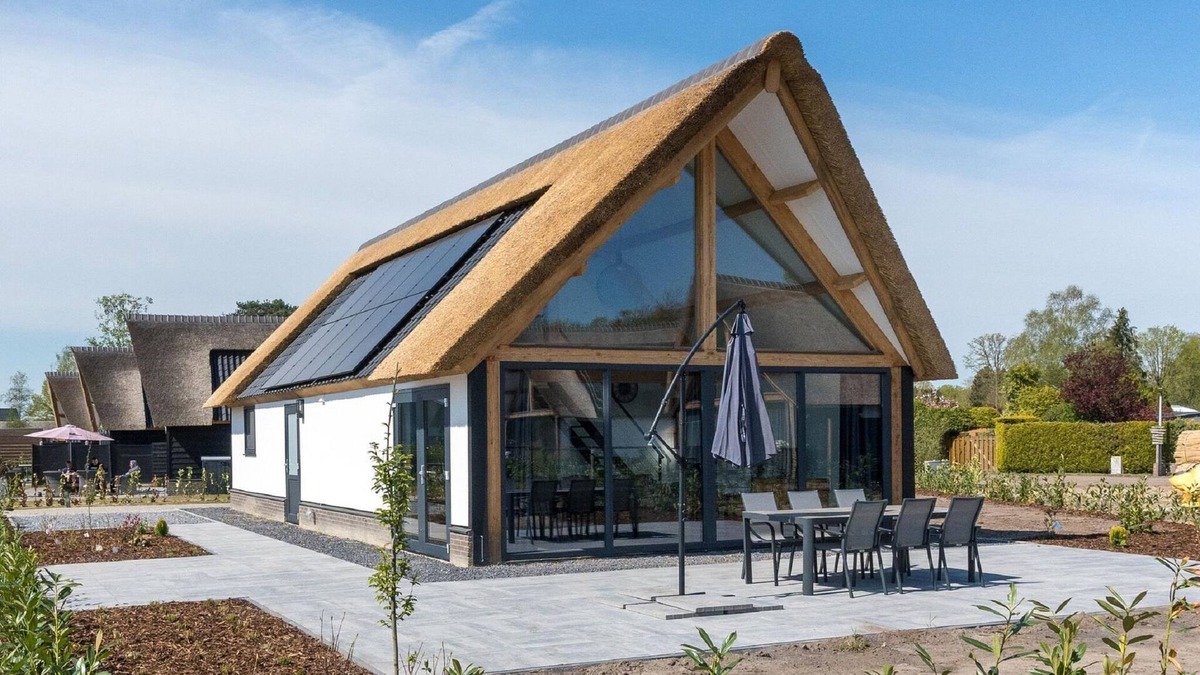 Baarle-Nassau House | Chic Thatched-Roof Stay