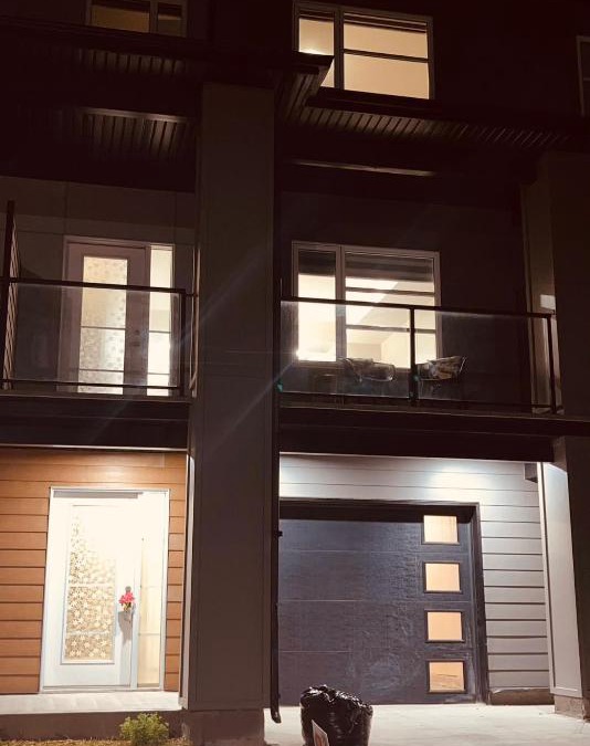 Fort Gary Apartment | Chic themed 4 bedroom + Hottub + Free Parking