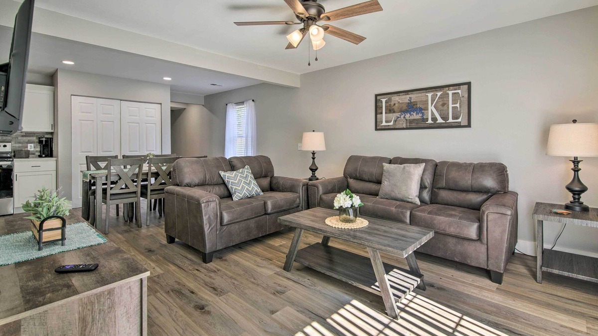 Kimberling City House | Chic Townhome ~ 6 Mi to Talking Rocks Cavern!