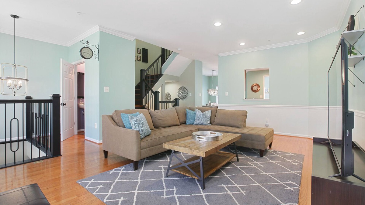 Ellicott City House | Chic Townhome - Garage, Chef's Kit - EZ 95 Access