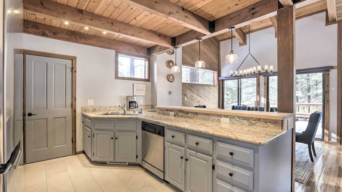Truckee House | Chic Truckee Cabin Close to Golf Course & Hiking
