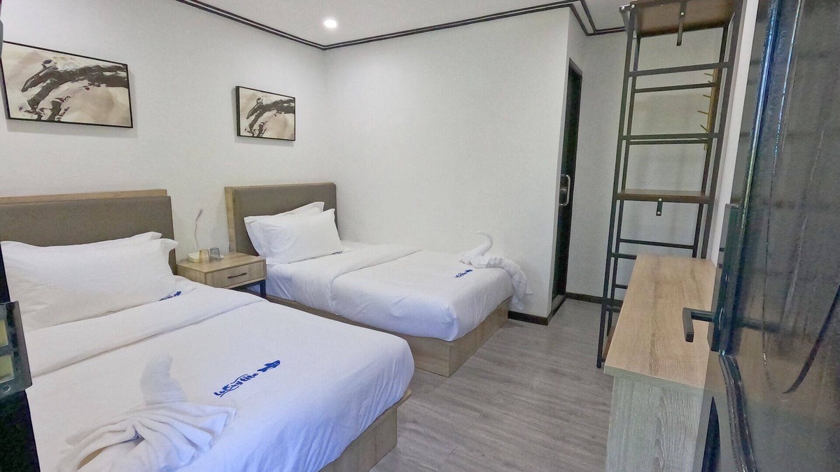 Coron Hotel | Chic Twin Room in Coron Hotel with Breakfast and Pool