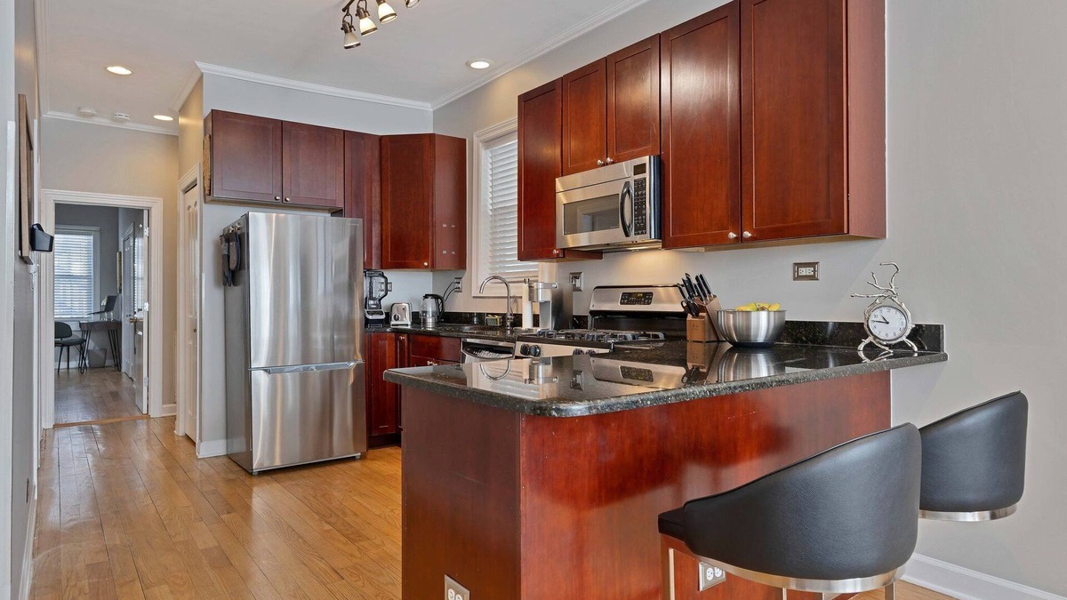 Lakeview Condo | Chic Urban Retreat Near Wrigley Field w/Parking