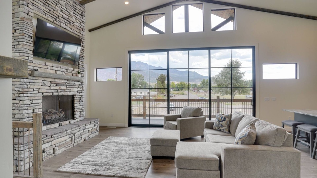 Annabella Cabin | Chic Utah Getaway w/Fireplace, Sauna & 2 Decks!