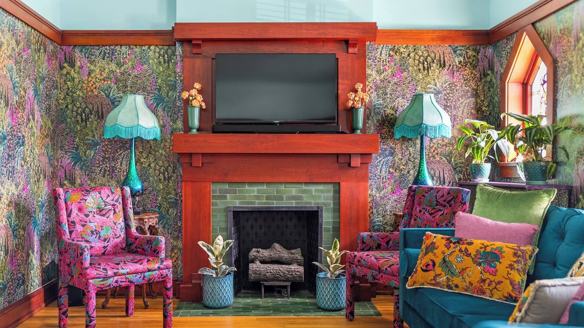 Uptown House | Chic Vintage Stay w/Private Balcony – Walk to Argyle Redline, Lake, Dining