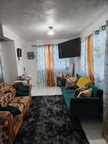 Kingston Apartment | Chic Vybz Deluxe