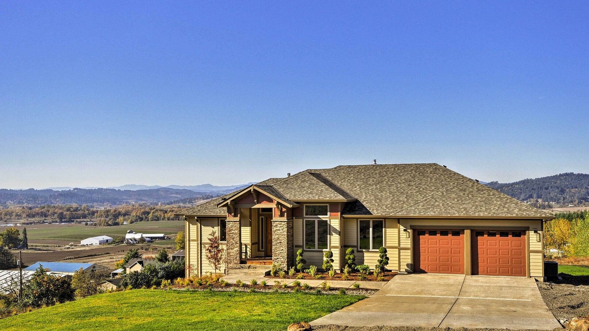 Gaston House | Chic Willamette Valley Home w/Deck & Vineyard!
