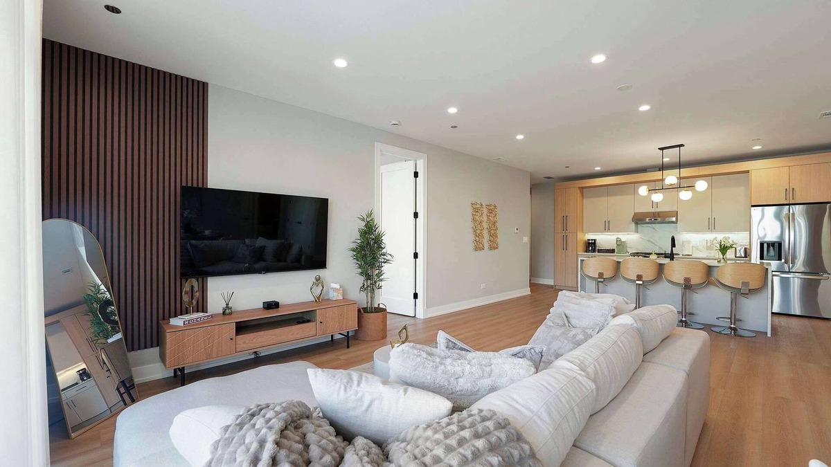 Tri-Taylor Apartment | Chicago Modern Condo 2BR2BA, Balcony, Free Park
