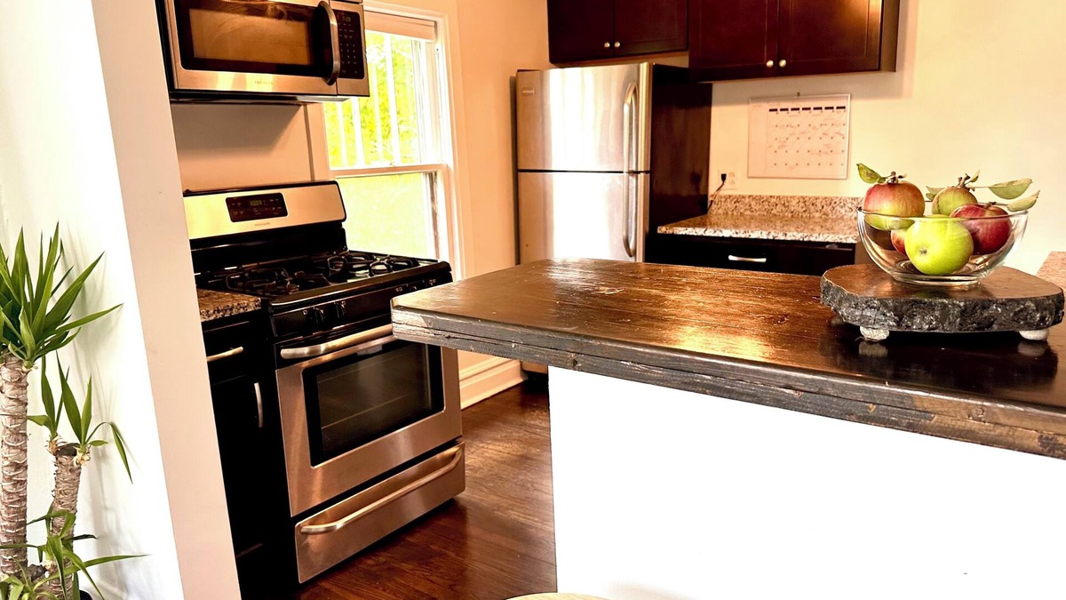Wilmette Apartment | Chicago North Shore Close to NWU + Downtown + Beach + Restaurants + Train