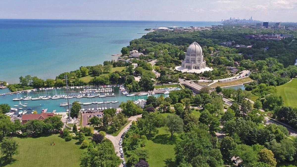 Wilmette Villa | Chicago-Northshore Vacation Rental Luxury 5BR n5 Ba Victorian Mansion 7min Beach