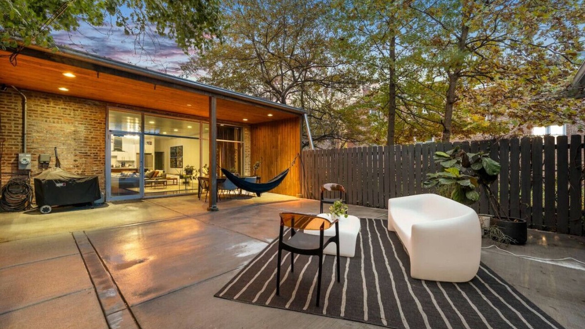 North Park House | Chicago Riverhouse with private fenced in oasis