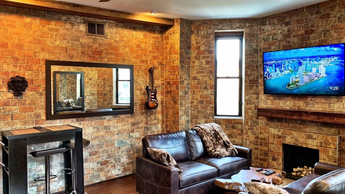 Old Town Triangle Condo | Chicago’s BEST location… Lincoln Park, Lake Michigan, Wrigley Field, and more!