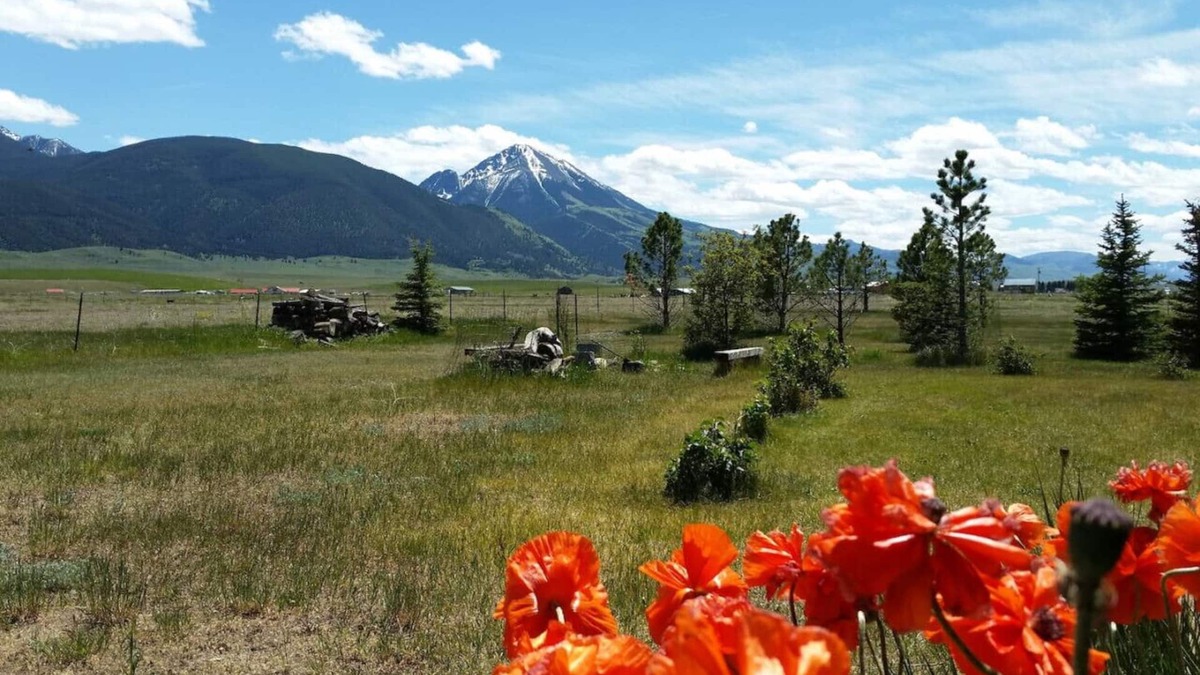 Pray Cabin | Chico Peak cabin near Yellowstone and Chico Hot Springs