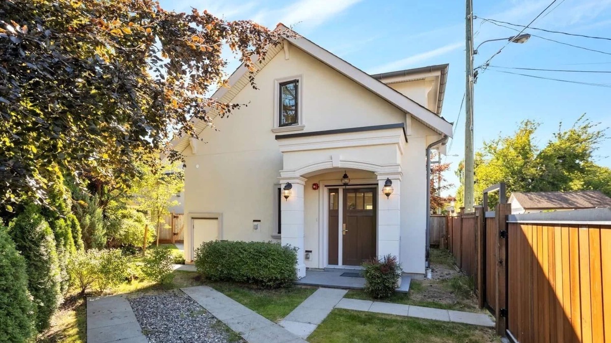 Oakridge House | ChicVilla New 3 bedrooms 2 baths private yard 8 min walk to Langara Canadaline