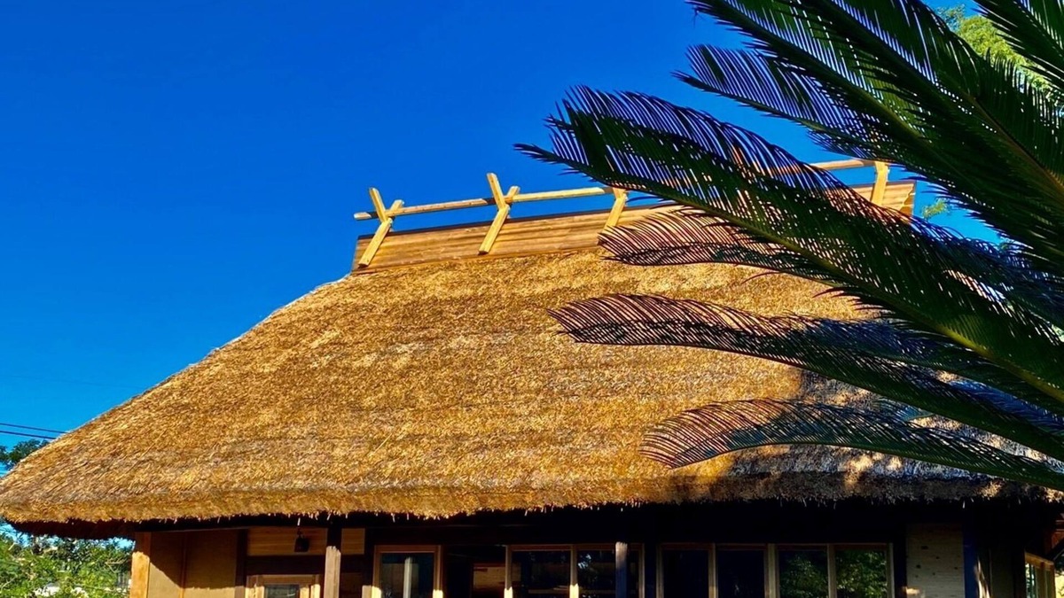Shintomi House | Chigi Terrace A traditional thatched roof house /Koyu-gun Miyazaki