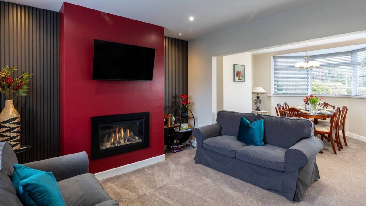 Edwinstowe House | Child-friendly 3-bed house in Sherwood Forest, Edwinstowe with WiFi & Parking