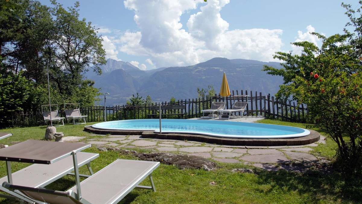 Foiana Apartment | Child-friendly accommodation with swimming pool in a family environment.