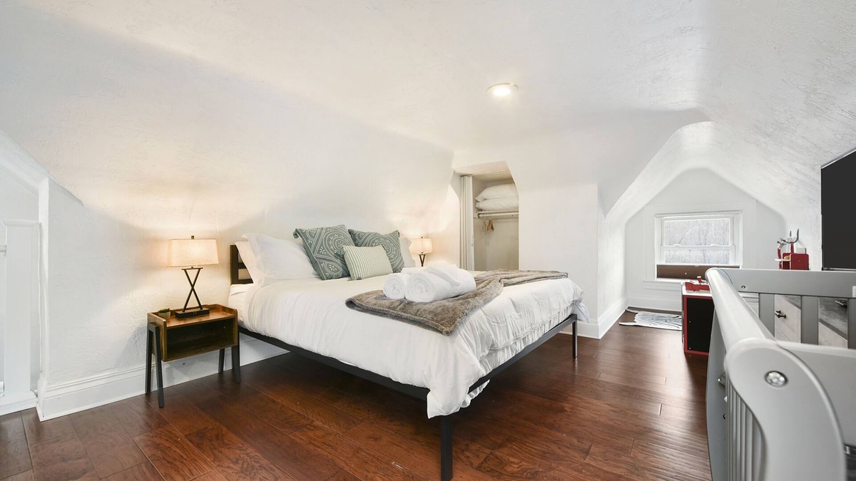 Aspinwall House | Child Friendly, Parking, King Bed, 15 min to Downtown
