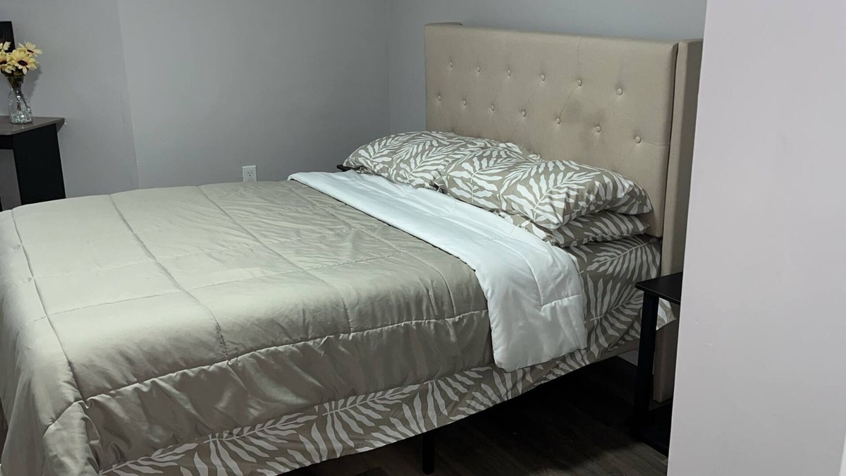Newark Apartment | Chill and Recharge: Cozy Room F