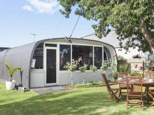 Portarlington House | Chill at our Igloo cottage - 100m stroll to beach