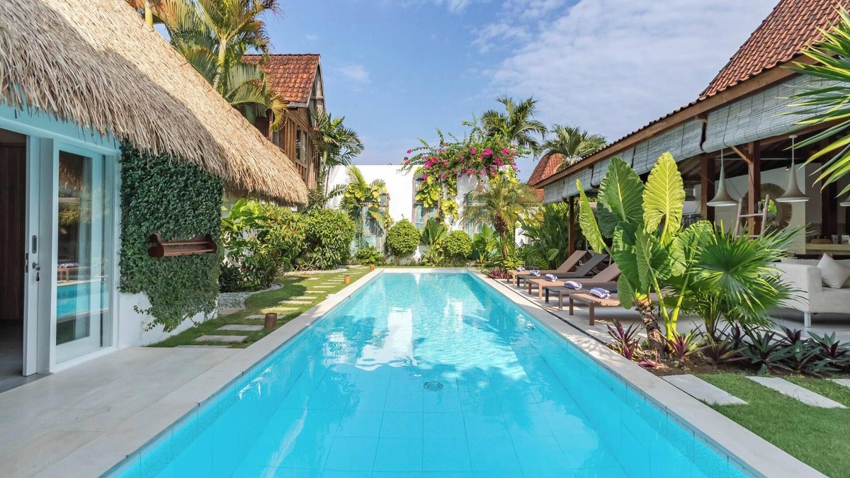 Drupadi Villa | Chill in the Rustic Tropical Getaway 8BR Seminyak