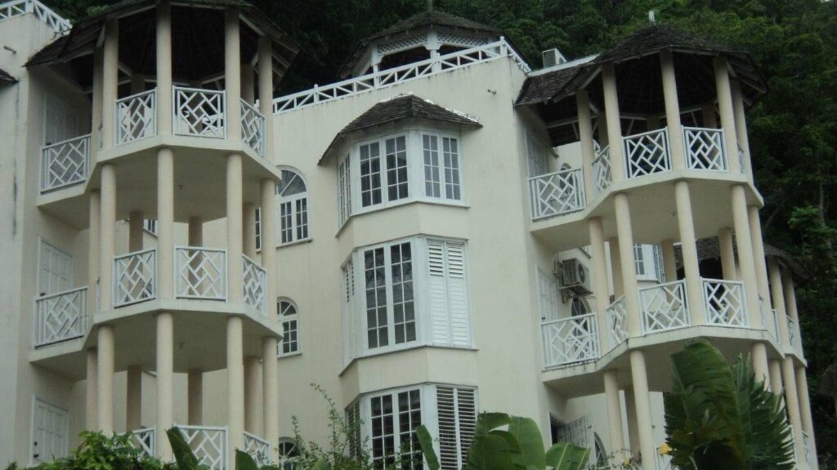 Ocho Rios Condo | Chill on tha hill/free wi fi A/c, free wi fi, gated community