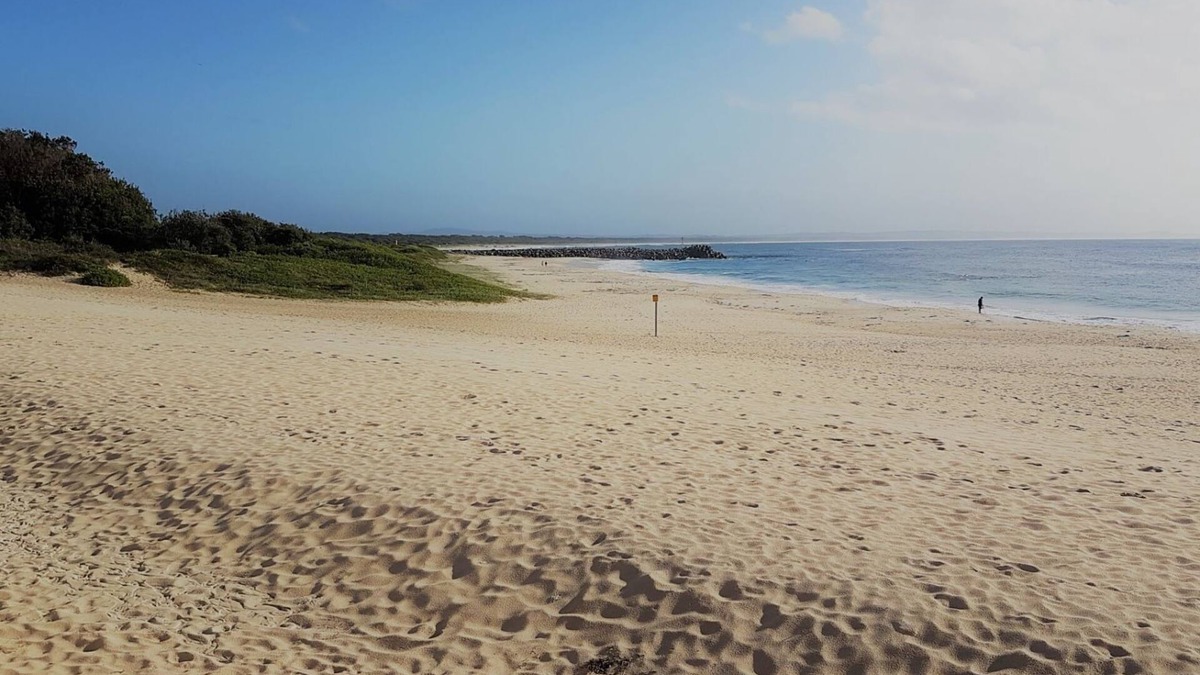 Forster Apartment | CHILL-OUT BEACHSIDE * coastal cool on Main Beach. Stroll to cafes, shops & lake!