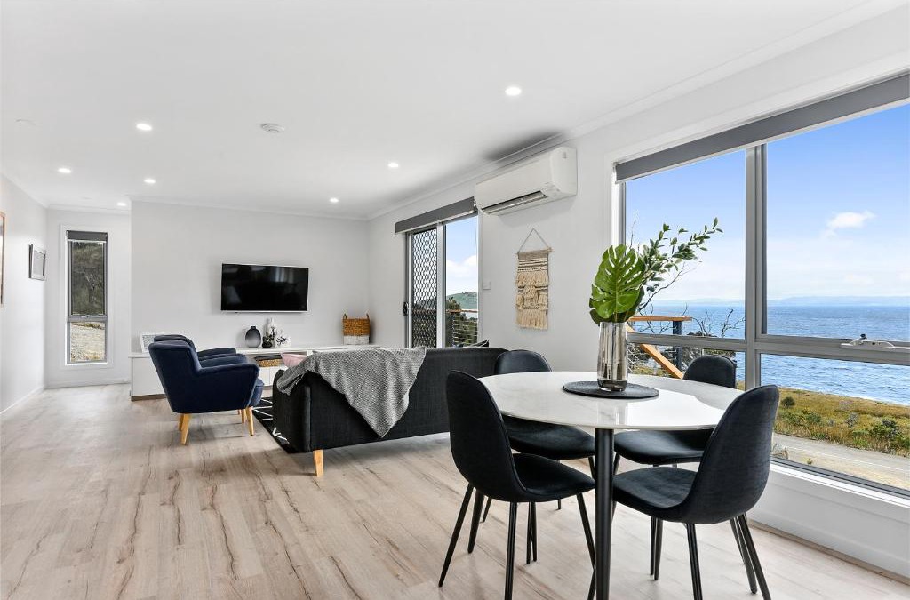 White Beach House | Chill Tasmania