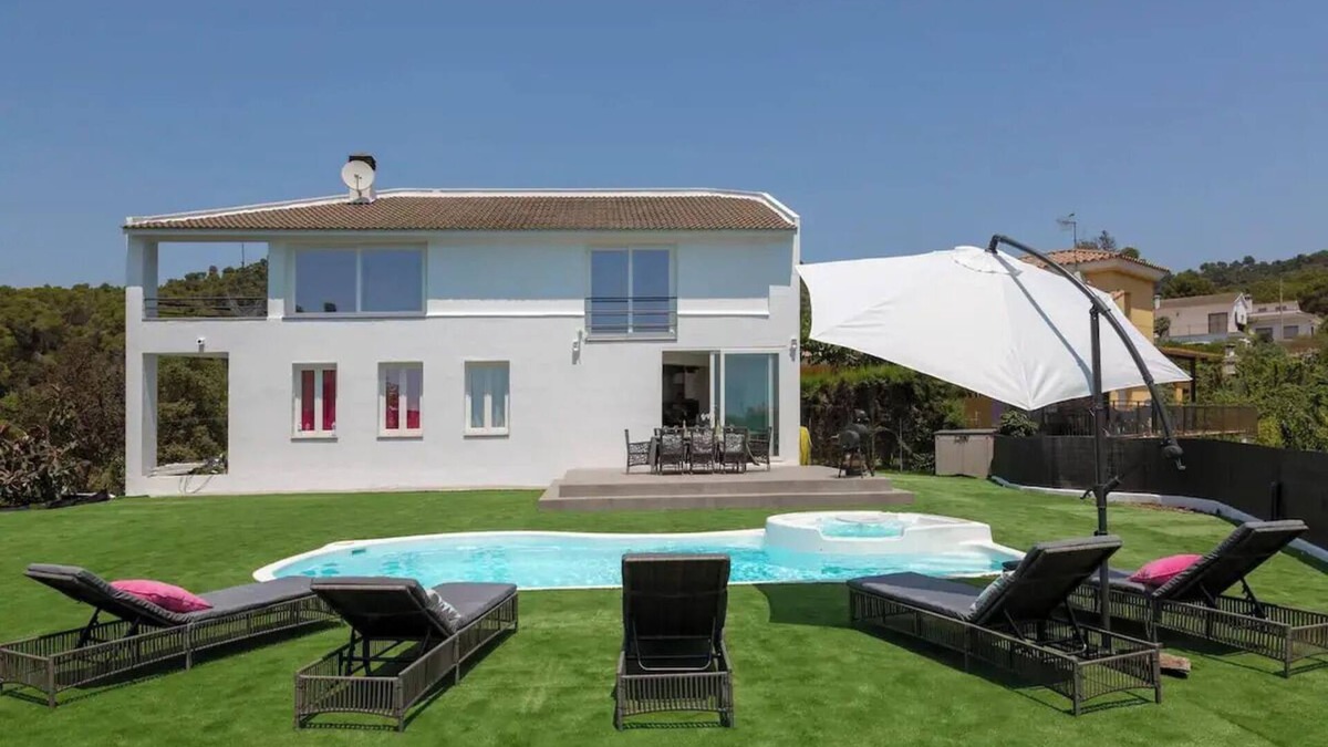 Santa Susanna Villa | Chillout House, Sea & Mountain view with heated pool 29 c