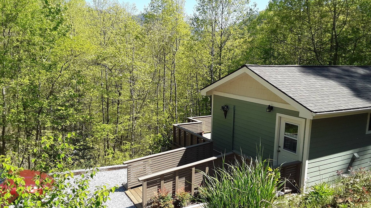 Hendersonville House | Chimney Rock area , private & a treetop view,1 bedroom house with washer/dryer
