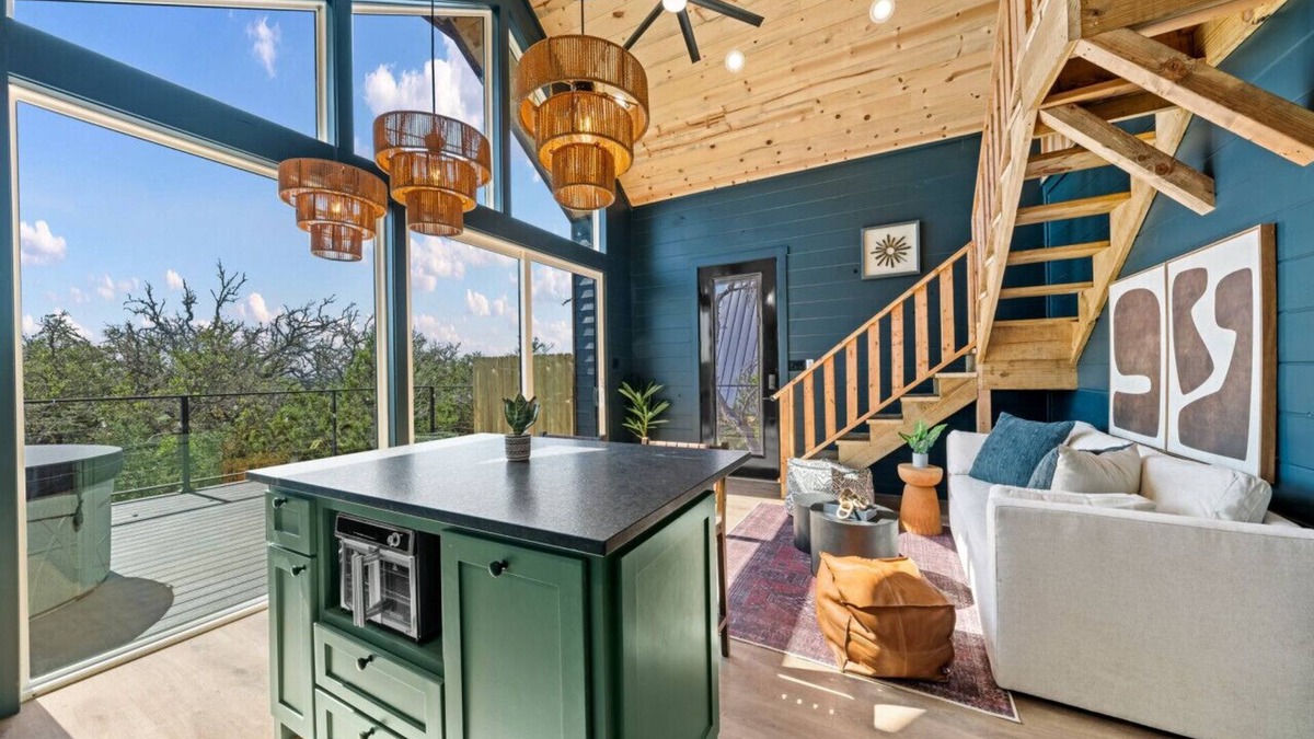 Fredericksburg Cabin | Chin Treehouse* Lux* Hot tub* Fredericksburg*Tesla EV