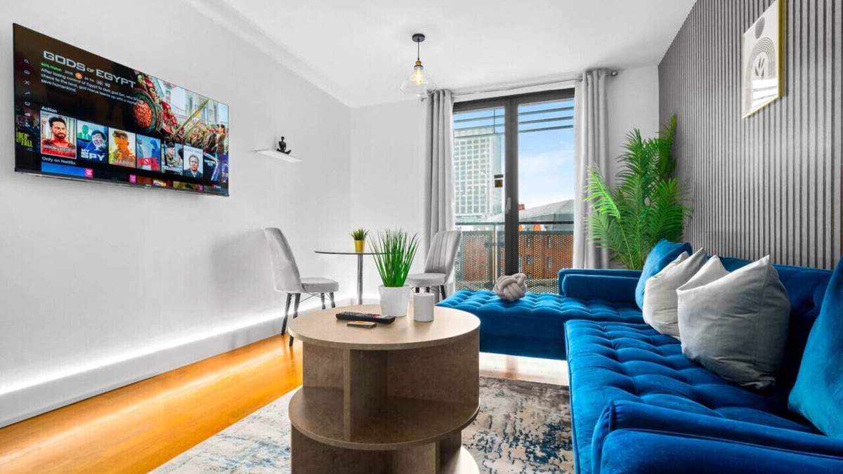 Theatreland Birmingham Apartment | Chinatown Parking Balcony