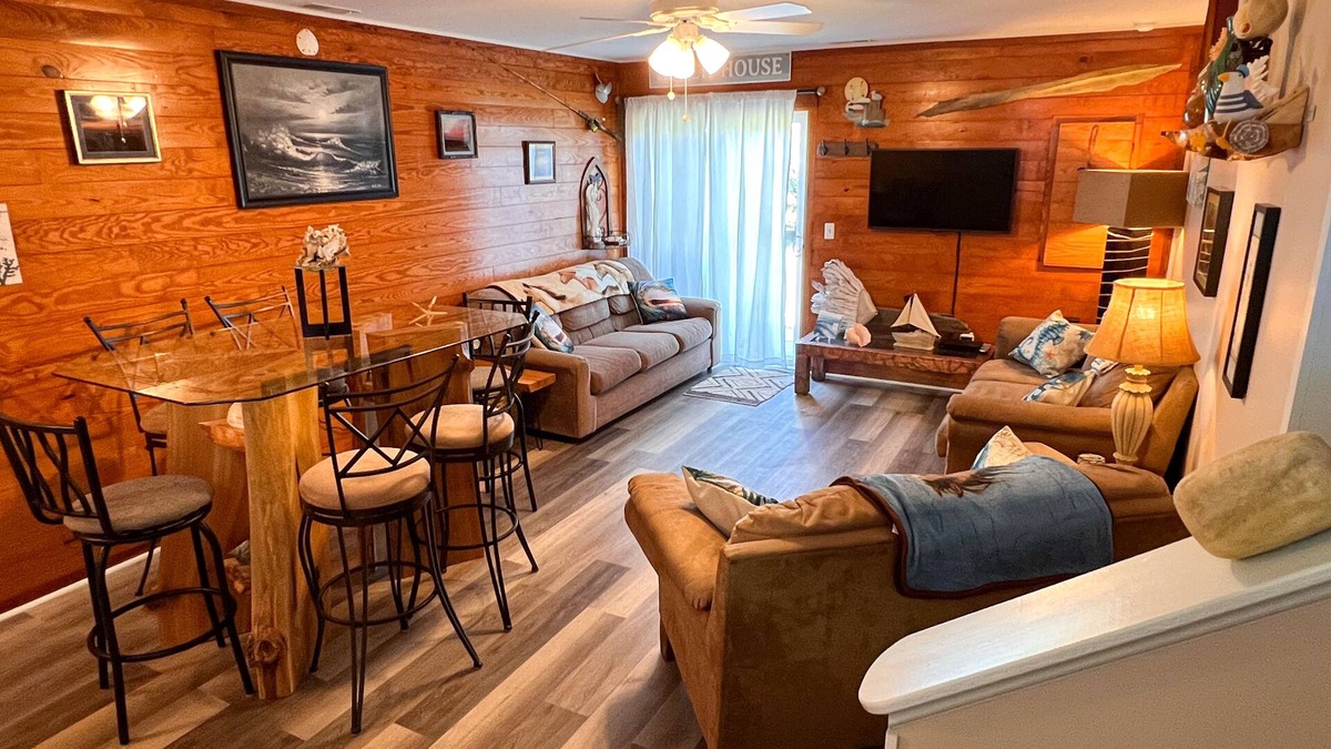 Deep Hole House | Chincoteague Island Home- "Blue Tide Townhome" Kayaks Included!